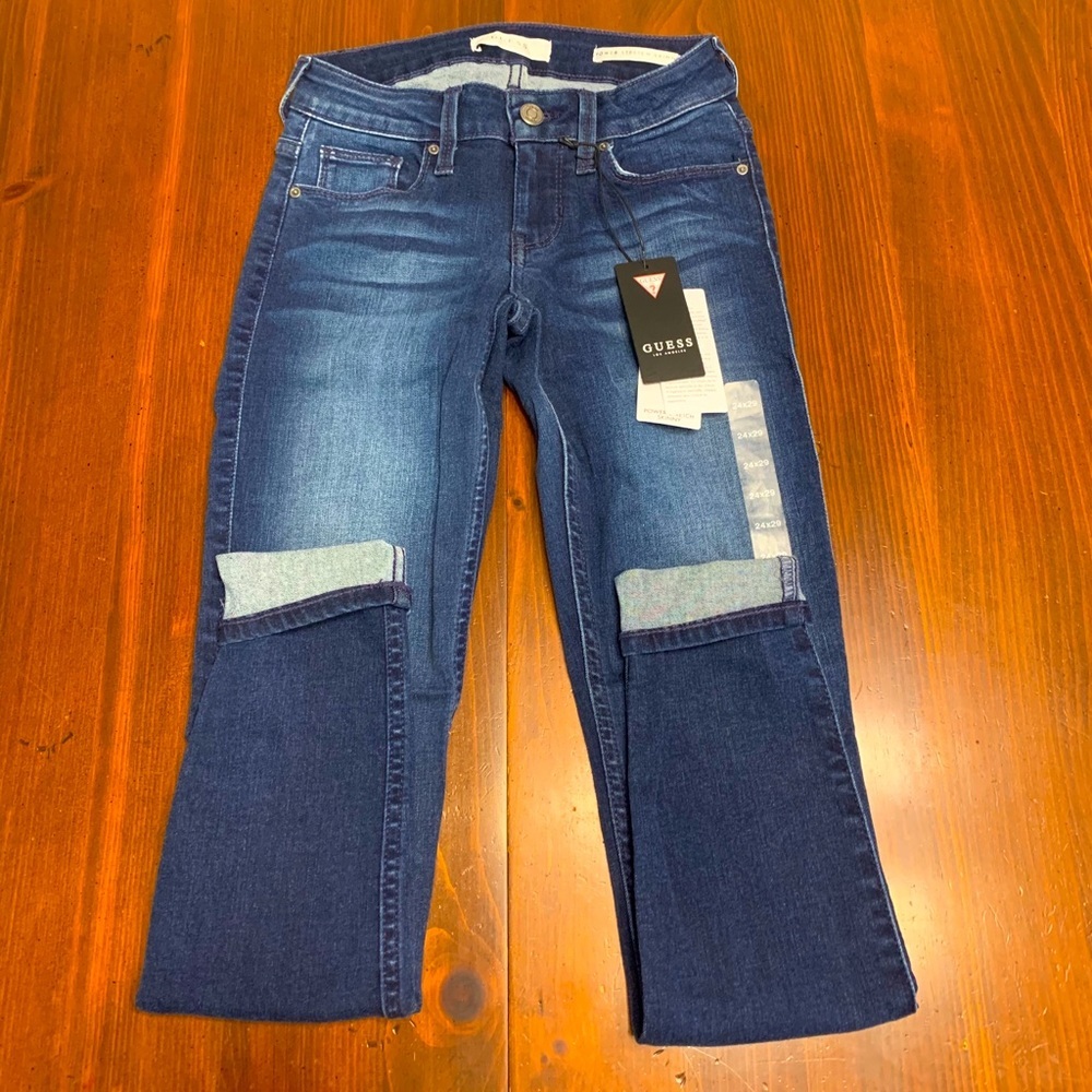 NWT Guess Mid Rise Skinny Jeans In A Size 24.